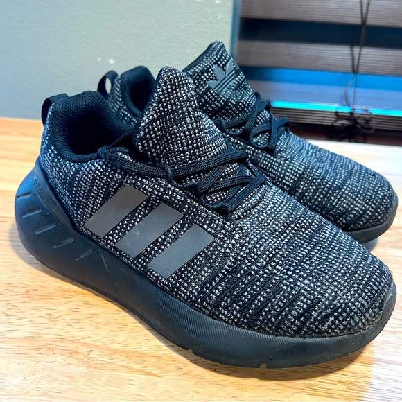 Kids Adidas shoes - Picture 3 of 4